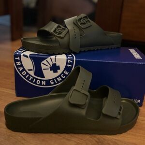 Birkenstock Arizonas Size 8 khaki